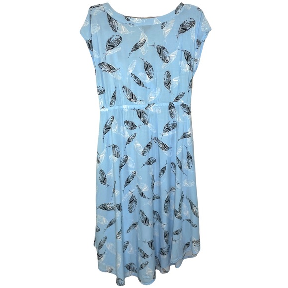 Torrid Women's Light Blue Feather V Hem Knee Length Dress Size 1 Short Sleeve - Picture 2 of 7